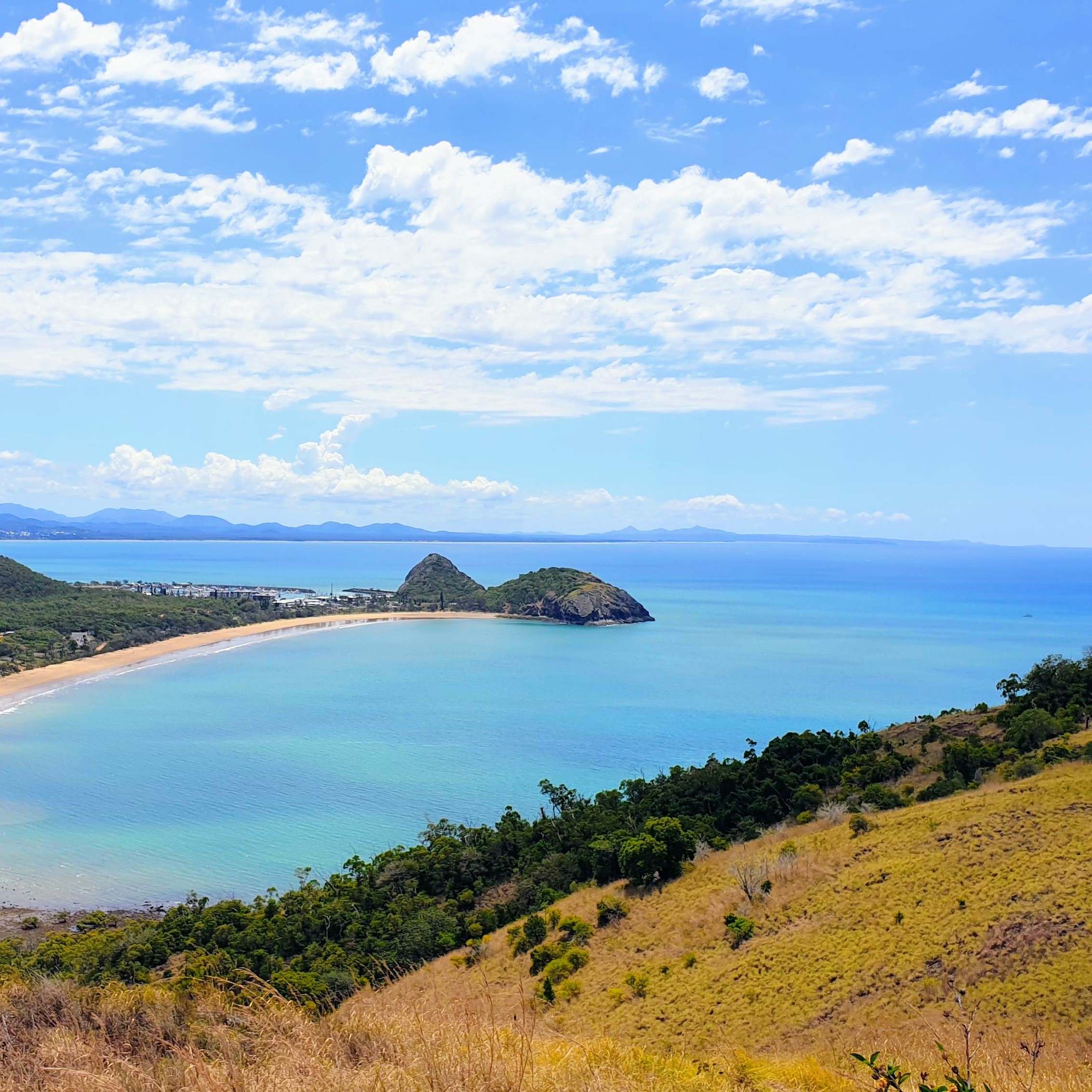 https://www.sailinn.com.au/wp-content/uploads/2019/12/kemp-hill-bluff-point-yeppoon-beach.jpg